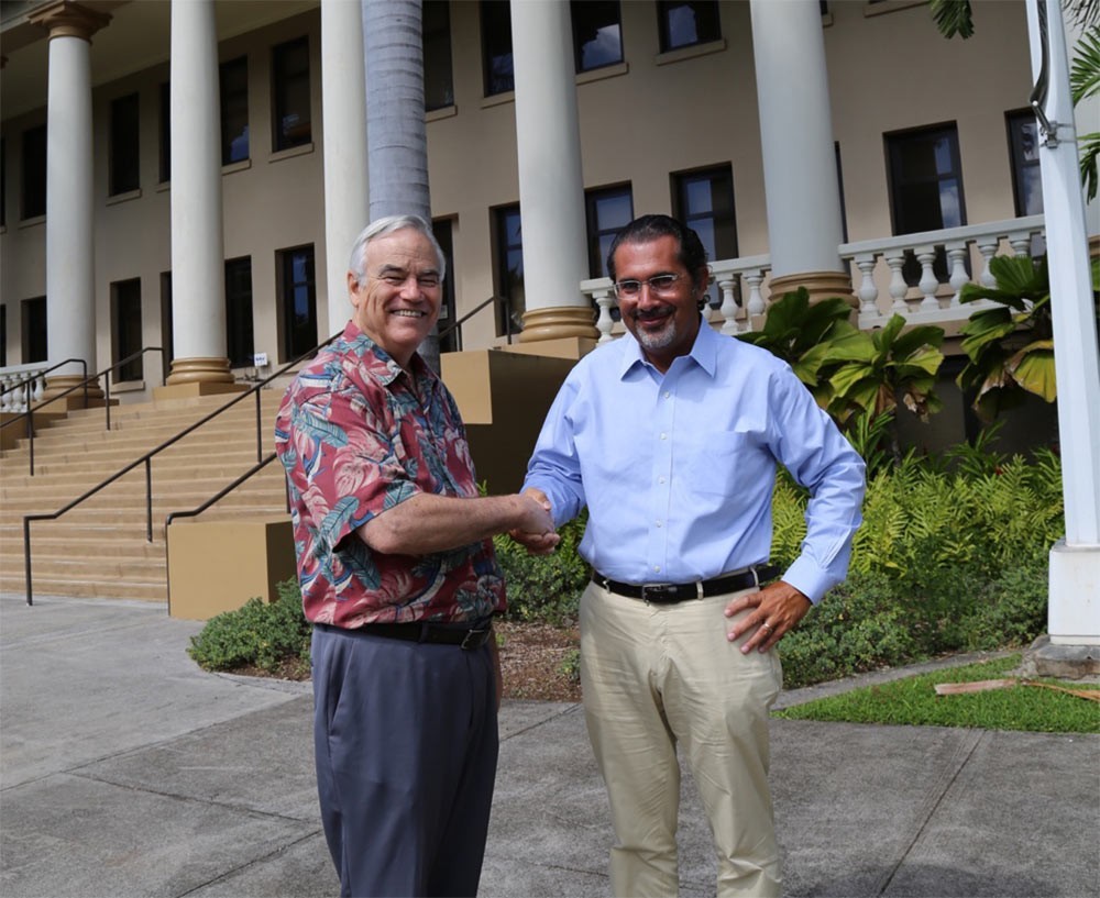 pict 21_ Il rettore di UH Mānoa, Robert Bley-Vroman e Marco Astorri fondatore e presidente di Bio-On (2015)
